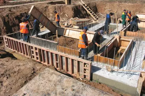 Строим собственный дом. Как подойти к процессу заливки фундамента профессионально, на что обратить внимание и как избежать ошибок