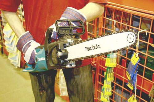 Электропила Makita - на снимке перед рукоятью виден щиток-предохранитель