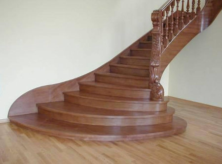 Деревянная лестница в доме