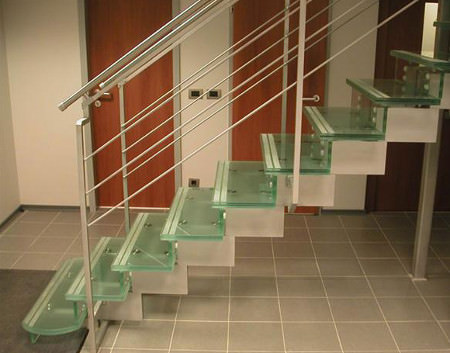 Лестница из стекла и металла